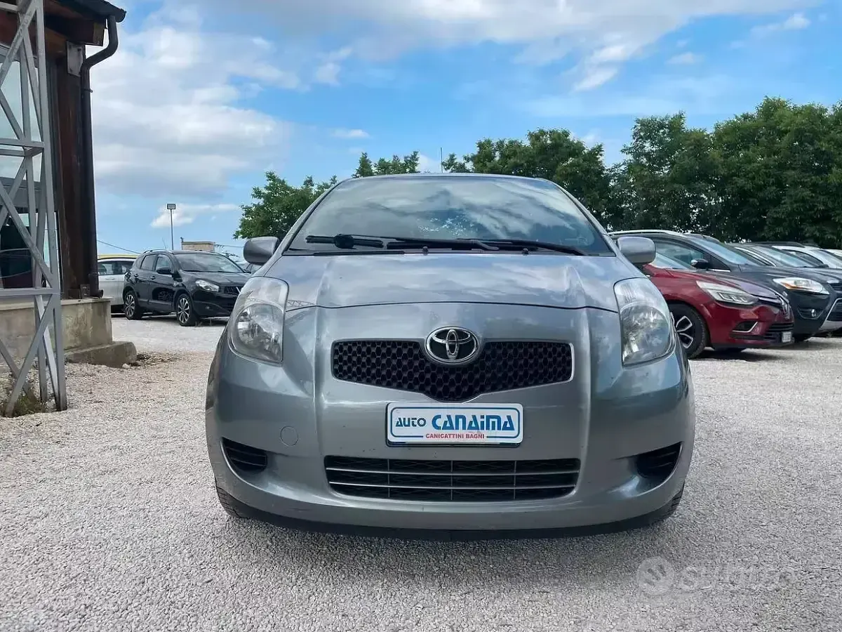 Usata Toyota Yaris Sol 69 CV (50 kW) 2006 Grigio Berlina