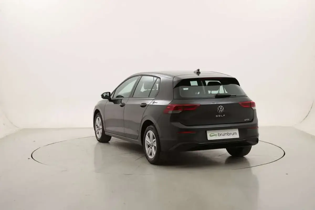 Usata VW Golf VIII Life 131 CV (96 kW) 2023 Grigio Berlina