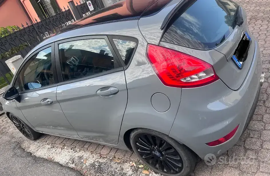 Usata Ford Fiesta 70 CV (51 kW) 2011 Grigio Utilitaria