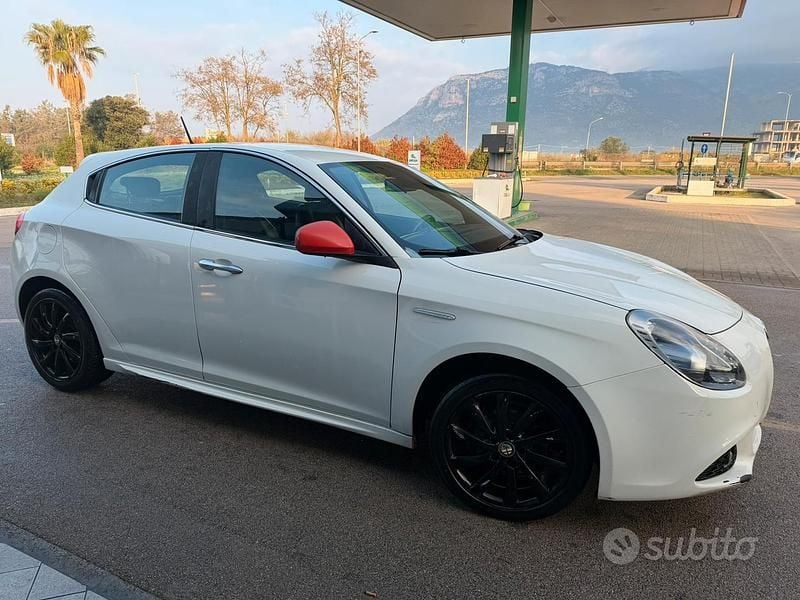 Bianco Usata 2011 Alfa Romeo Giulietta Tre volumi | 4000 € (Super prezzo) - Immagine 1/4