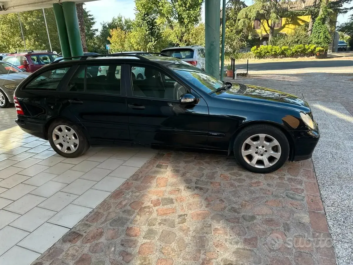 Usata Mercedes C200 122 CV (89 kW) 2006 Nero Station wagon