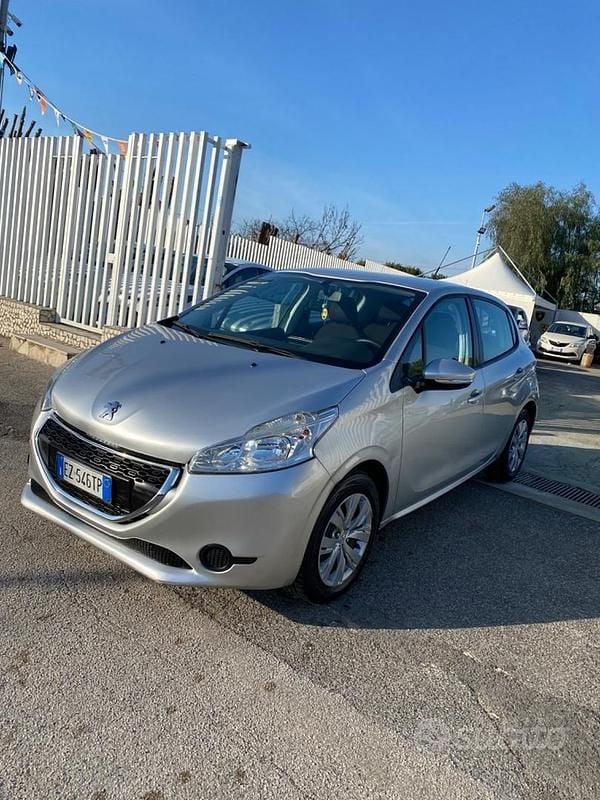 Usata Peugeot 208 Access 67 CV (49 kW) 2015 Grigio Utilitaria