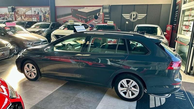 Usata VW Golf VIII Life 131 CV (96 kW) 2021 Grigio urano pastello Station wagon