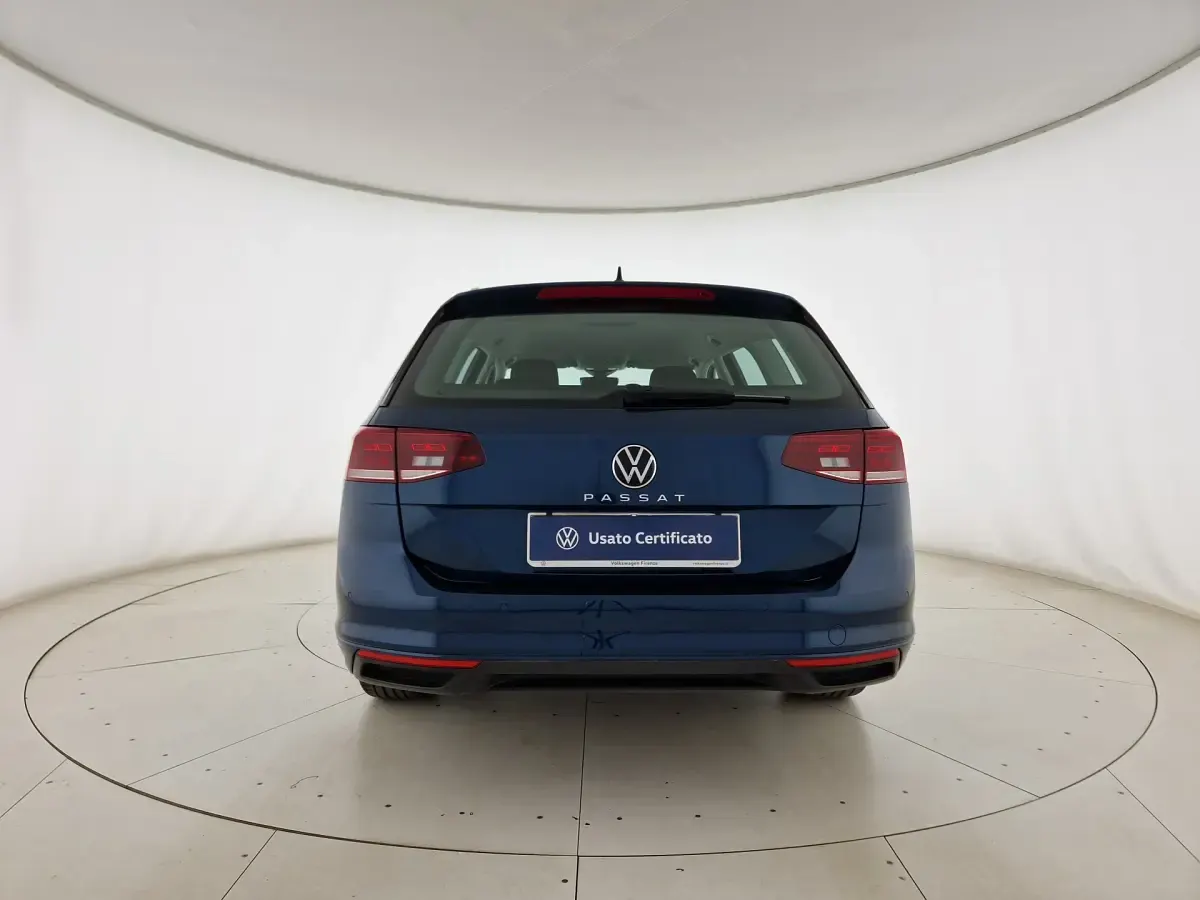 Usata VW Passat Business 150 CV (110 kW) 2023 Aquamarine blue metallizzato Station wagon