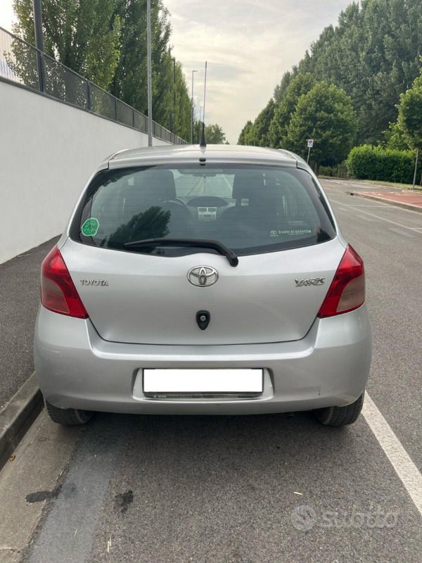 Usata Toyota Yaris 65 CV (47 kW) 2007 Grigio Utilitaria