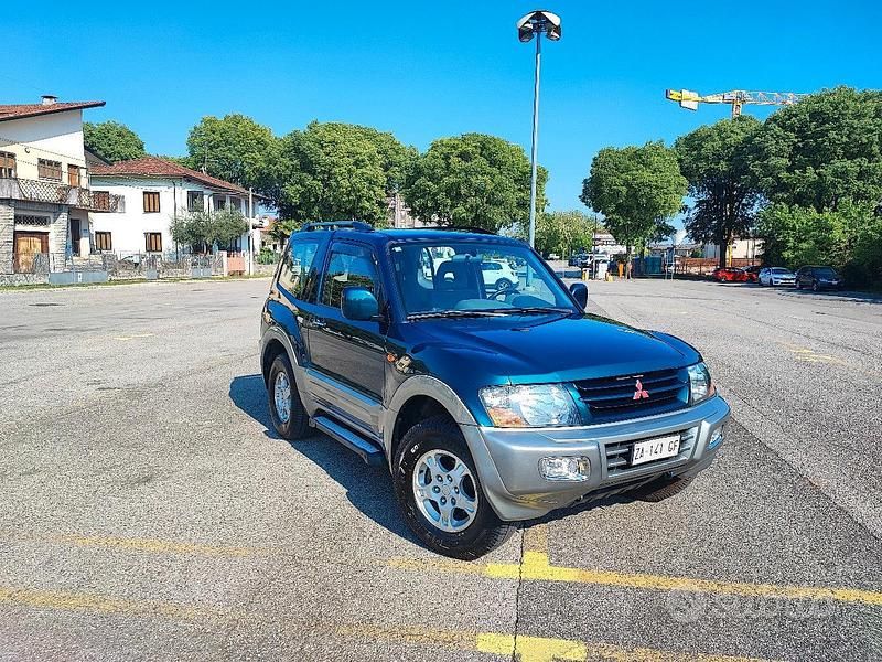 Usado Mitsubishi Pajero 100 CV (73 kW) 2000 Verde SUV