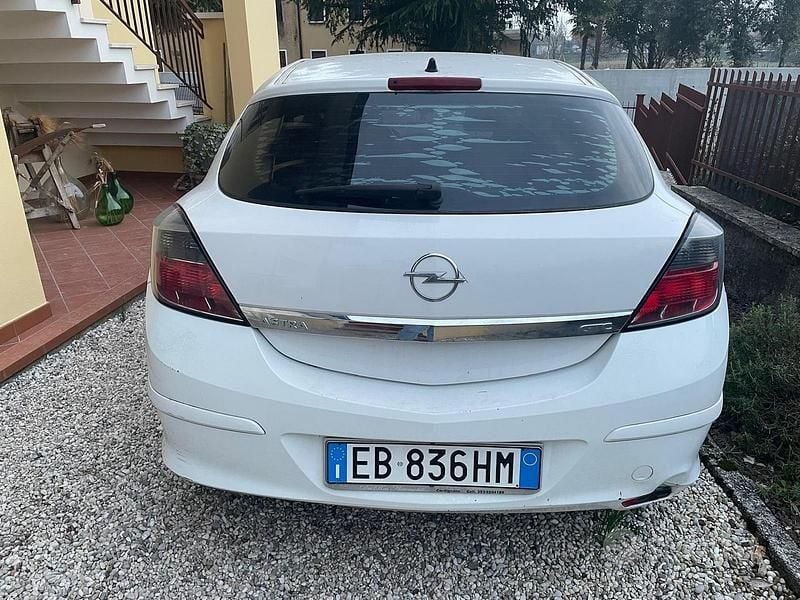 Usata Opel Astra GTC 110 CV (80 kW) 2009 Bianco Berlina