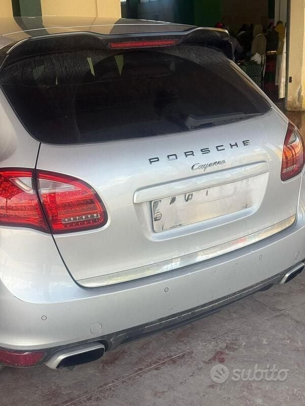 Usata Porsche Cayenne 240 CV (176 kW) 2011 Grigio SUV