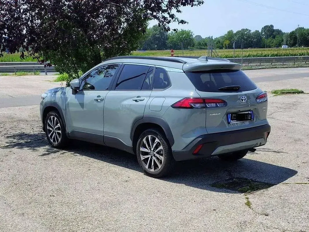 Usata Toyota Corolla Cross Lounge 197 CV (144 kW) 2023 Verde SUV