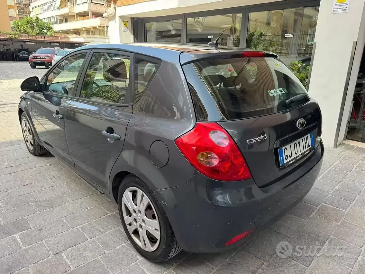 Usata Kia Ceed EX 109 CV (80 kW) 2008 Grigio Utilitaria