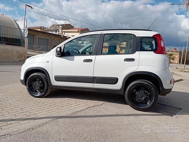 Usata Fiat Panda 4x4 S 84 CV (61 kW) 2019 Bianco Utilitaria