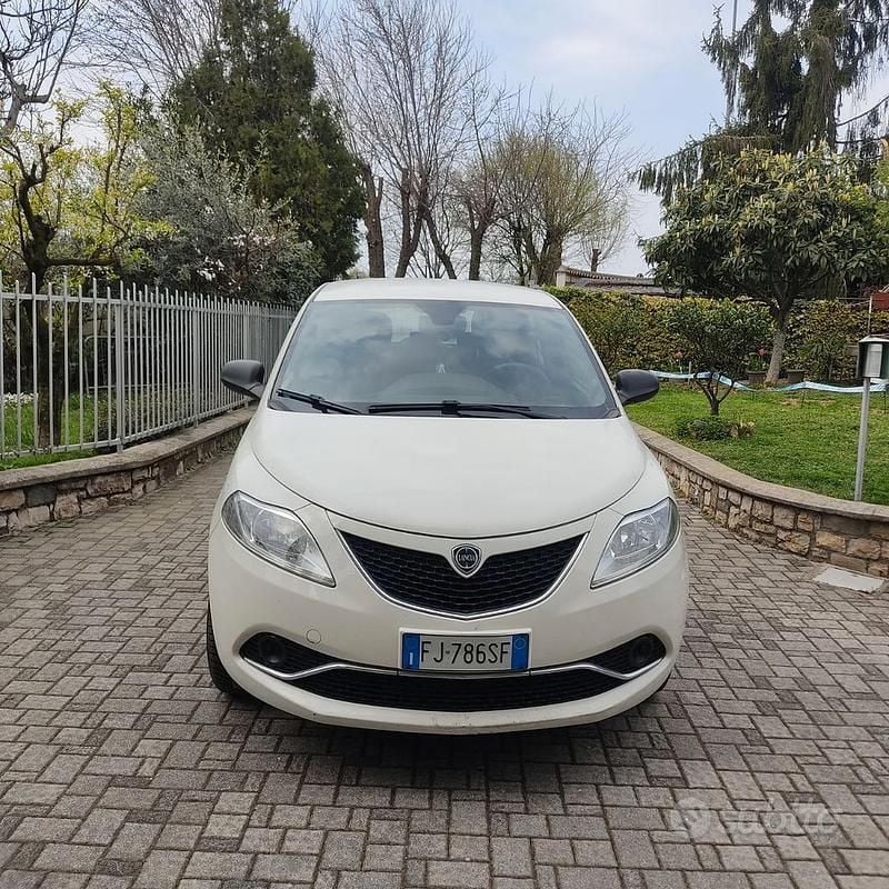 Usata Lancia Ypsilon 69 CV (50 kW) 2017 Bianco Utilitaria
