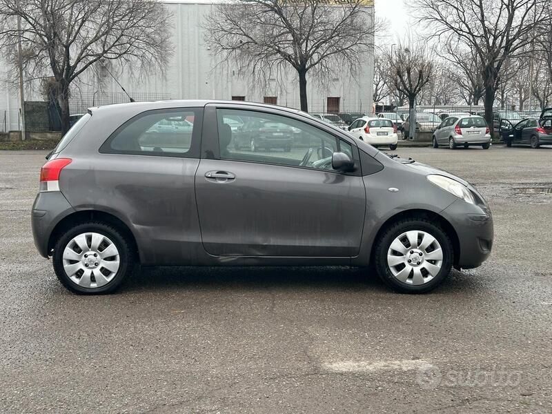 Usata Toyota Yaris 69 CV (50 kW) 2009 Grigio Berlina