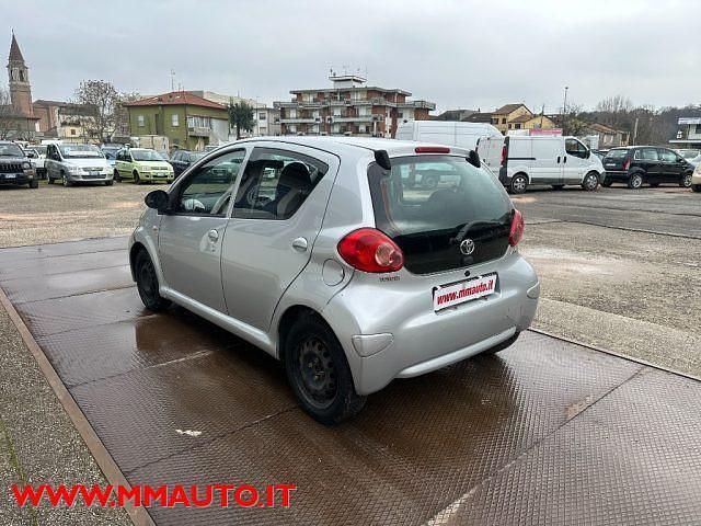 Usata Toyota Aygo Connect Style 67 CV (49 kW) 2012 Argento Utilitaria