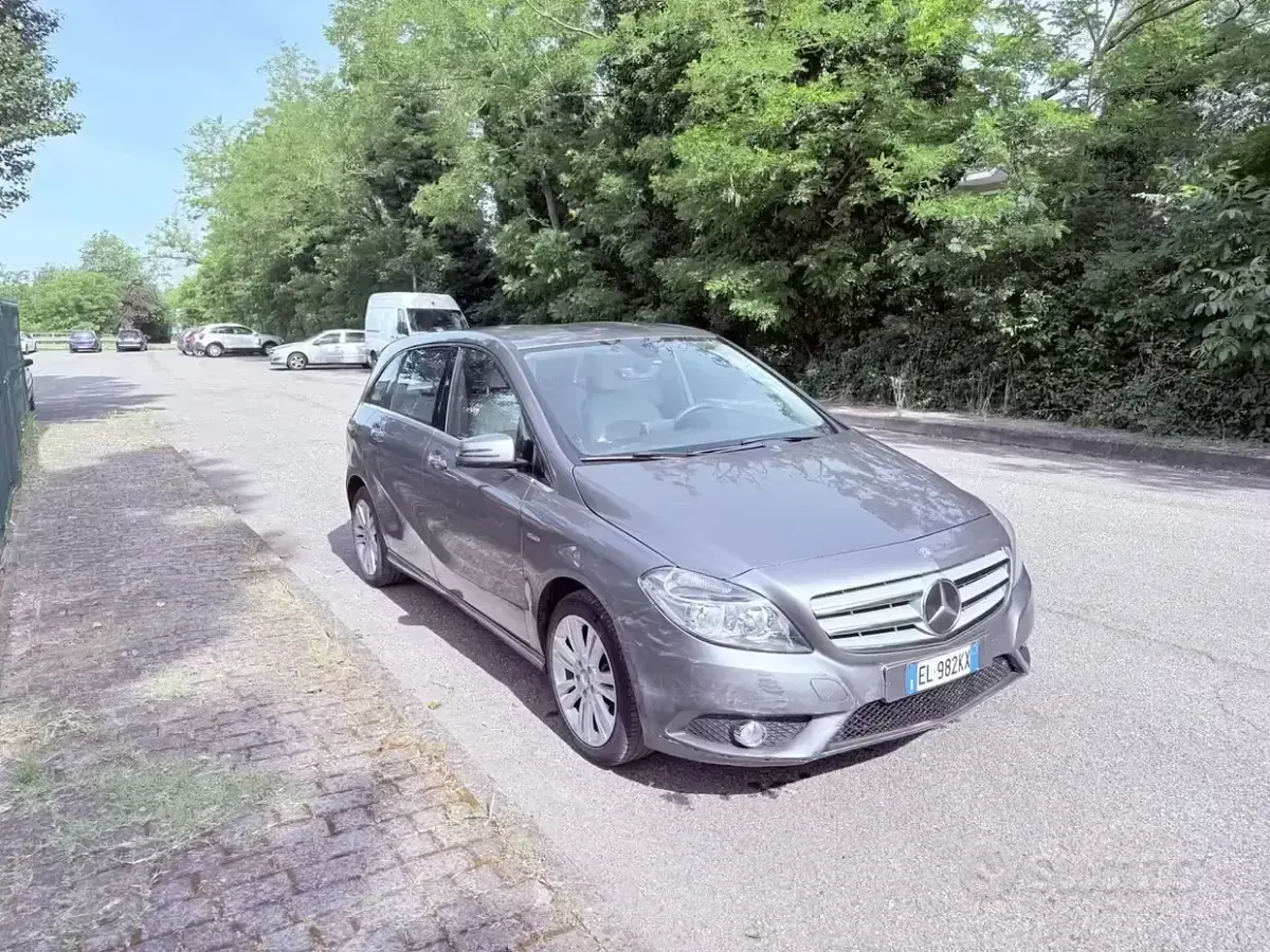 Usata Mercedes B200 136 CV (100 kW) 2012 Grigio Monovolume