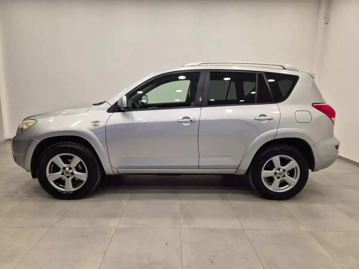 Usata Toyota RAV4 Luxury 177 CV (130 kW) 2006 Argento SUV