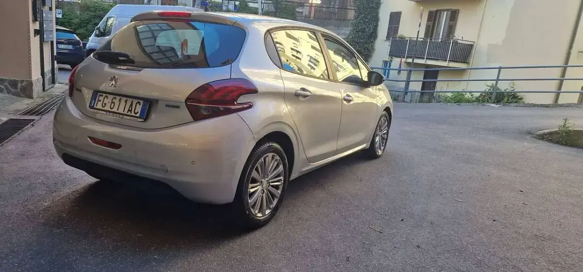 Usata Peugeot 208 Active 75 CV (55 kW) 2017 Argento Utilitaria
