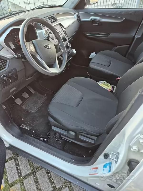 Usata Mahindra KUV100 83 CV (61 kW) 2021 Bianco SUV