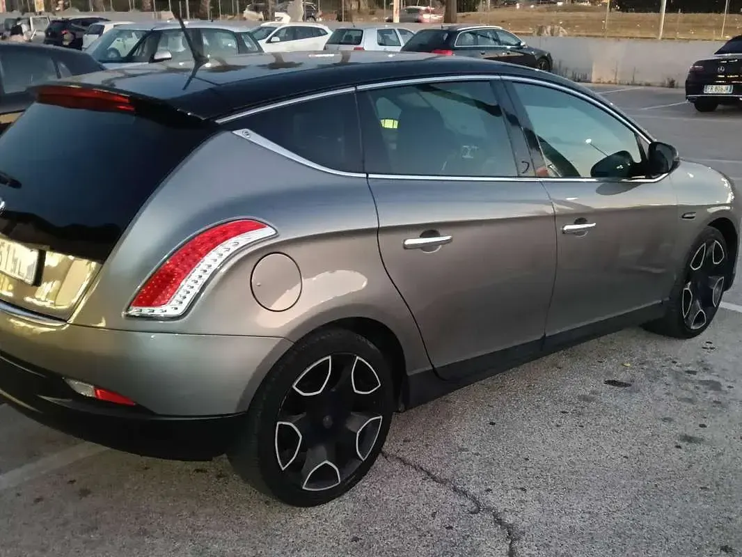 Usata Lancia Delta Gold 120 CV (88 kW) 2011 Grigio Utilitaria