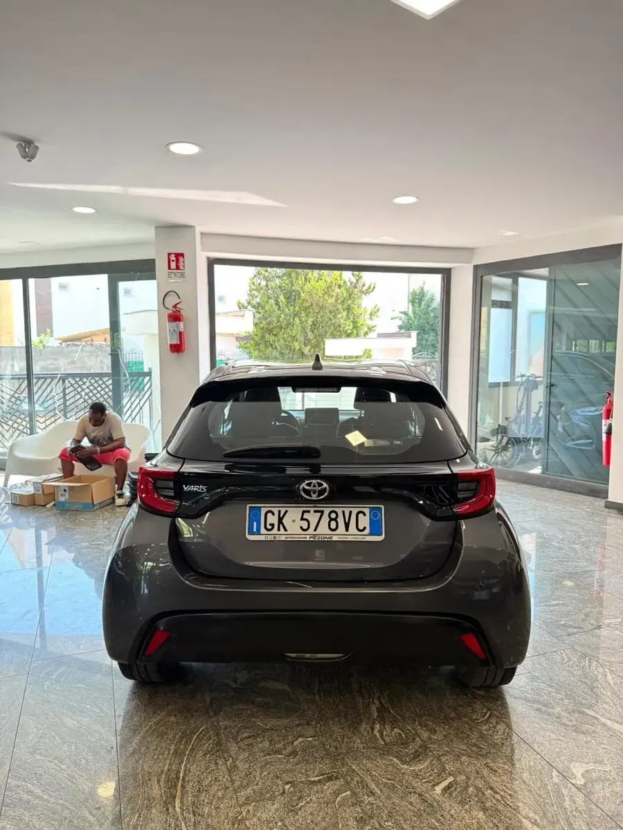 Usata Toyota Yaris Trend 72 CV (52 kW) 2022 Grigio Utilitaria