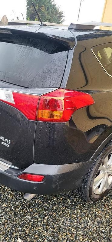 Nero Usata 2013 Toyota RAV4 Tre volumi | 9500 € (Buon prezzo) - Immagine 1/3