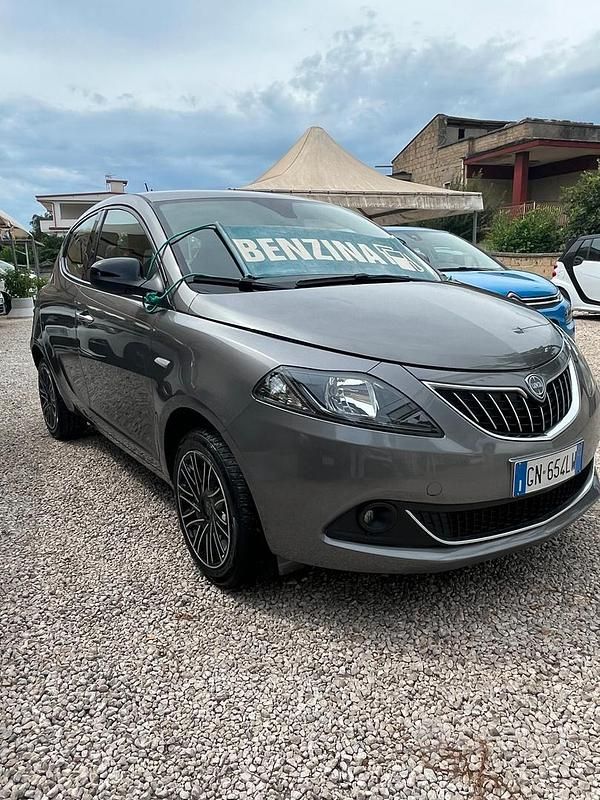 Grigio Usata 2023 Lancia Ypsilon Due volumi | 10.300 € (Ottimo prezzo) - Immagine 1/4
