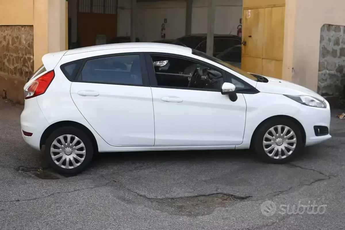 Begagnad Ford Fiesta 75 HK (55 kW) 2014 Vit Halvkombi