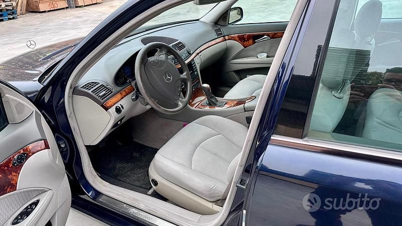 Usata Mercedes E220 150 CV (110 kW) 2003 Blu Berlina