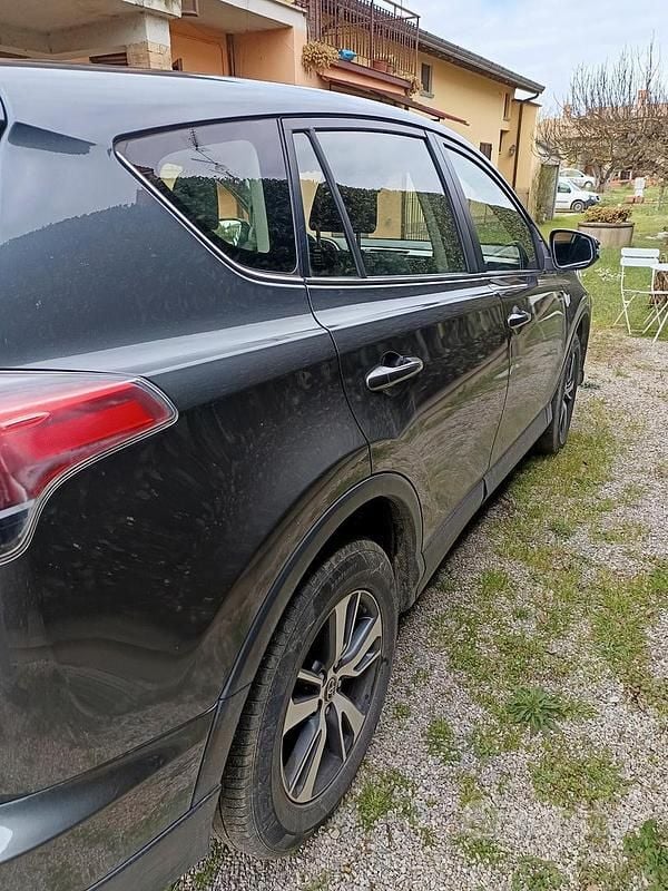 Usata Toyota RAV4 Business Edition 143 CV (105 kW) 2015 Grigio SUV
