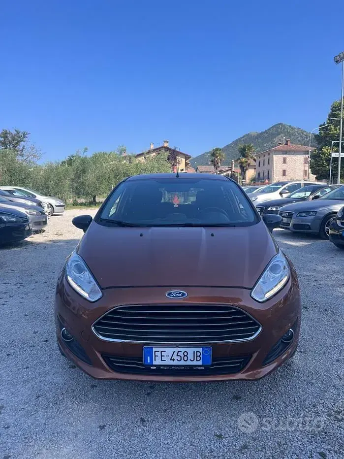 Usata Ford Fiesta 75 CV (55 kW) 2016 Marrone Utilitaria