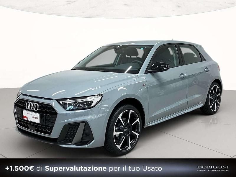 Nuova Audi A1 Sportback S-Line 116 CV (85 kW) 2025 1x grigio freccia perlato Utilitaria