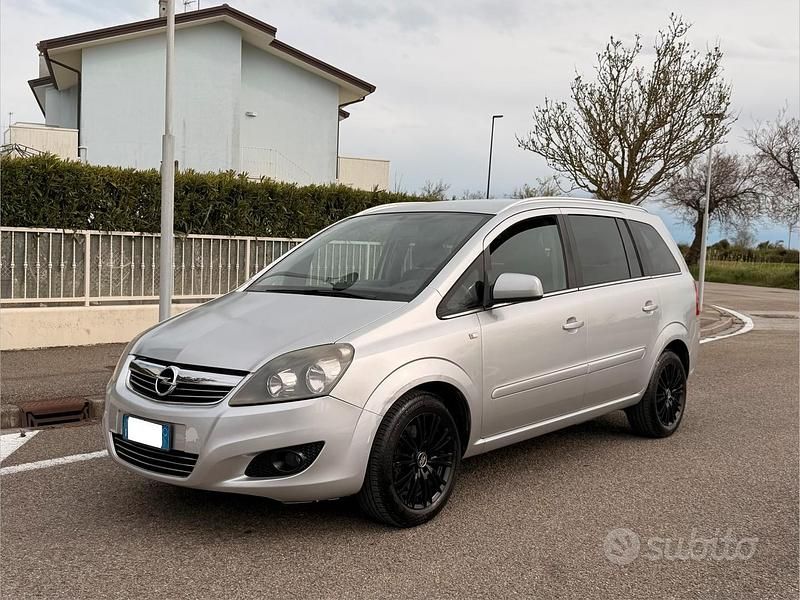 Usata Opel Zafira 150 CV (110 kW) 2012 Grigio Monovolume
