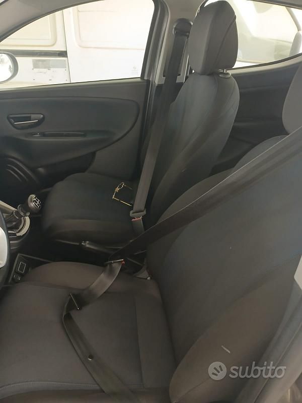 Usata Lancia Ypsilon 69 CV (50 kW) 2018 Grigio Utilitaria