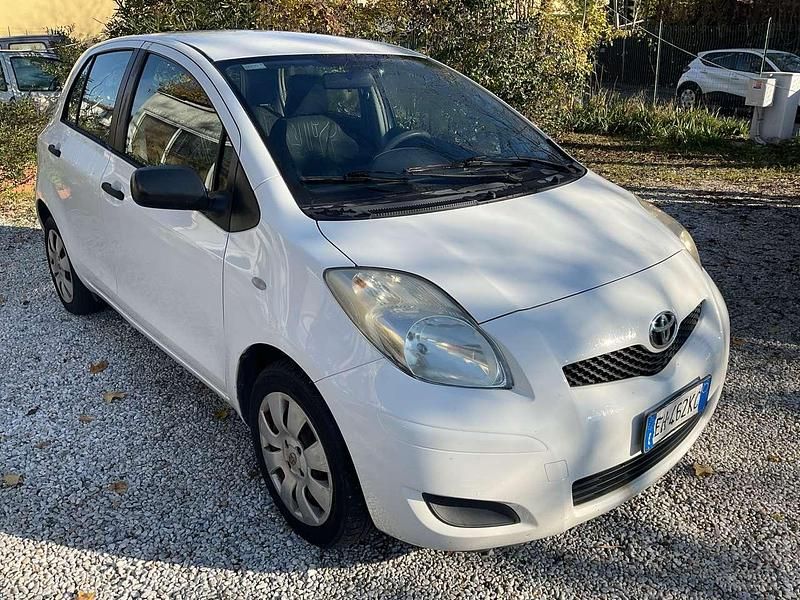 Other Usata 2010 Toyota Yaris Sol Tre volumi | 4900 € (Buon prezzo) - Immagine 1/4