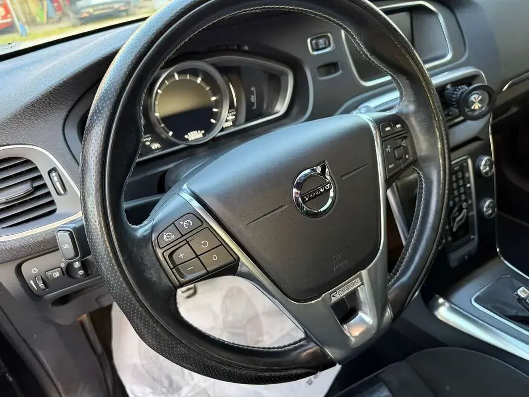 Usata Volvo V40 Momentum 120 CV (88 kW) 2017 Berlina