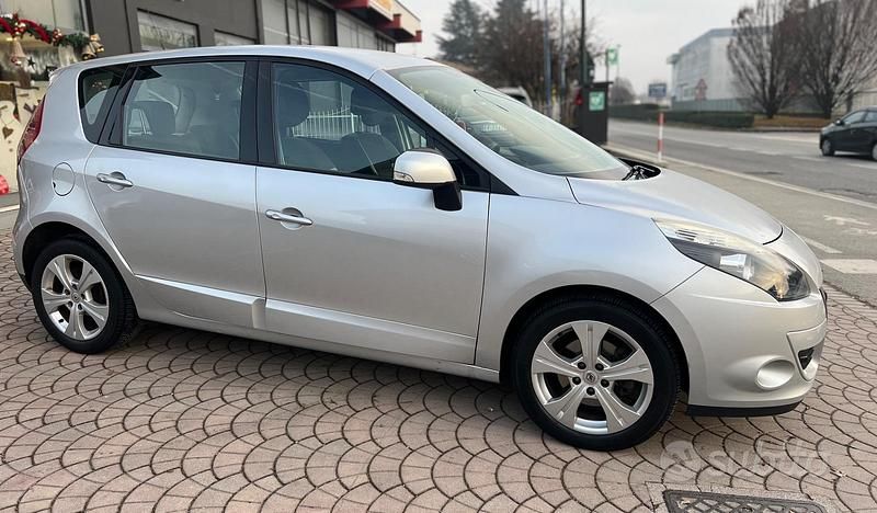 Usata Renault Scénic III 110 CV (80 kW) 2012 Grigio Monovolume