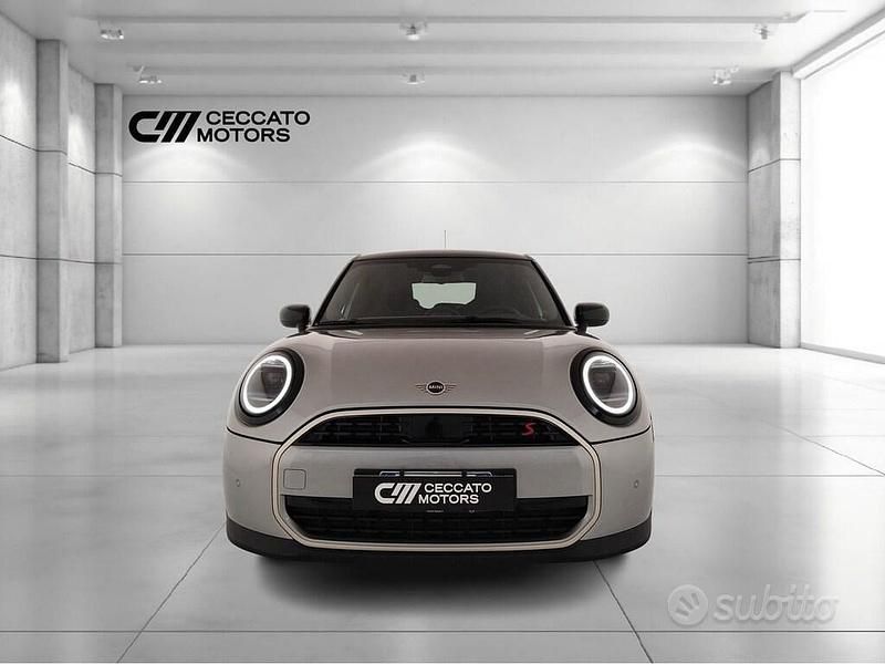 Nuova Mini Cooper Favoured 2025 Utilitaria