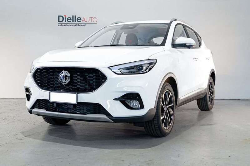 Bianco Nuova 2024 MG ZS Luxury Tre volumi | 15.890 € (Ottimo prezzo) - Immagine 1/4