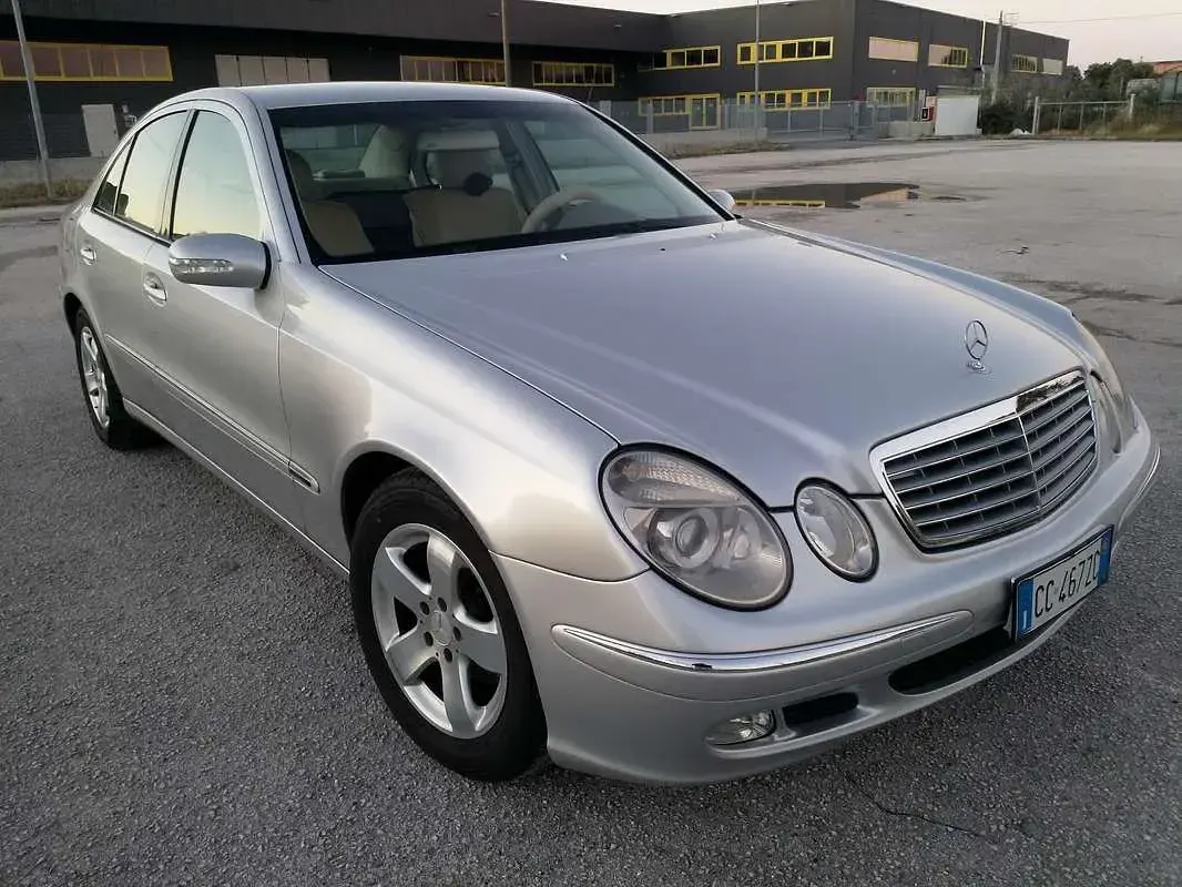 Usata Mercedes E270 Elegance 177 CV (130 kW) 2002 Argento Berlina