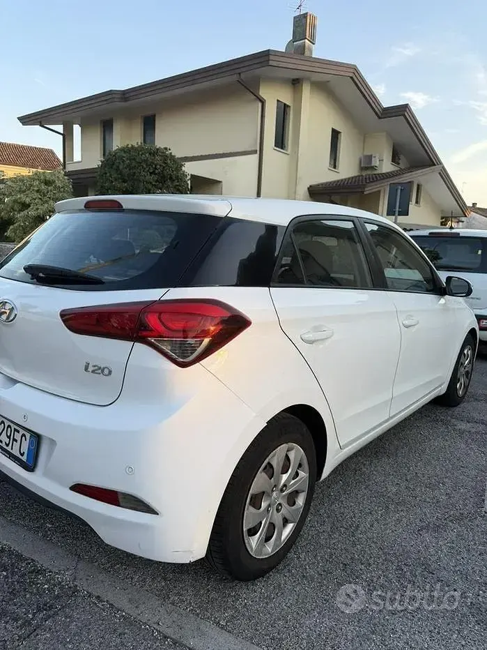 Usata Hyundai i20 85 CV (62 kW) 2016 Bianco Utilitaria
