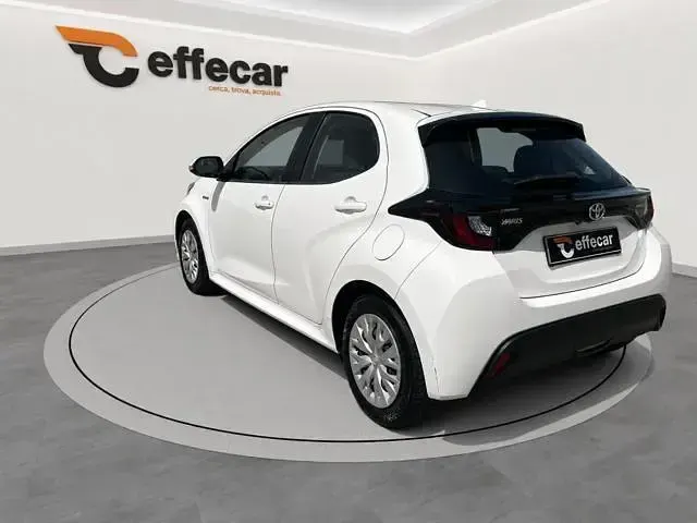 Usata Toyota Yaris Hybrid Business Edition 92 CV (67 kW) 2020 Bianco Berlina