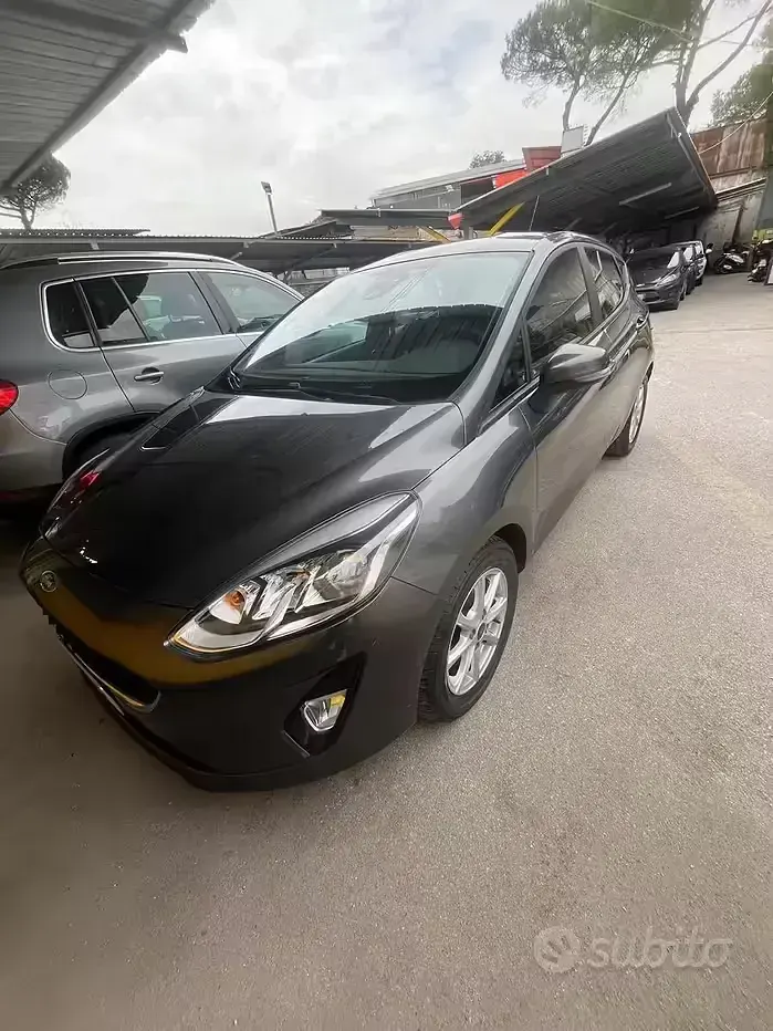 Usado Ford Fiesta 92 HP (67 kW) 2018 Cinzento Citadino