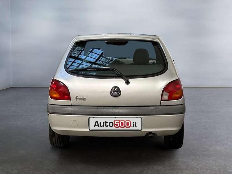 Usata Ford Fiesta Zetec 75 CV (55 kW) 2000 Argento Utilitaria