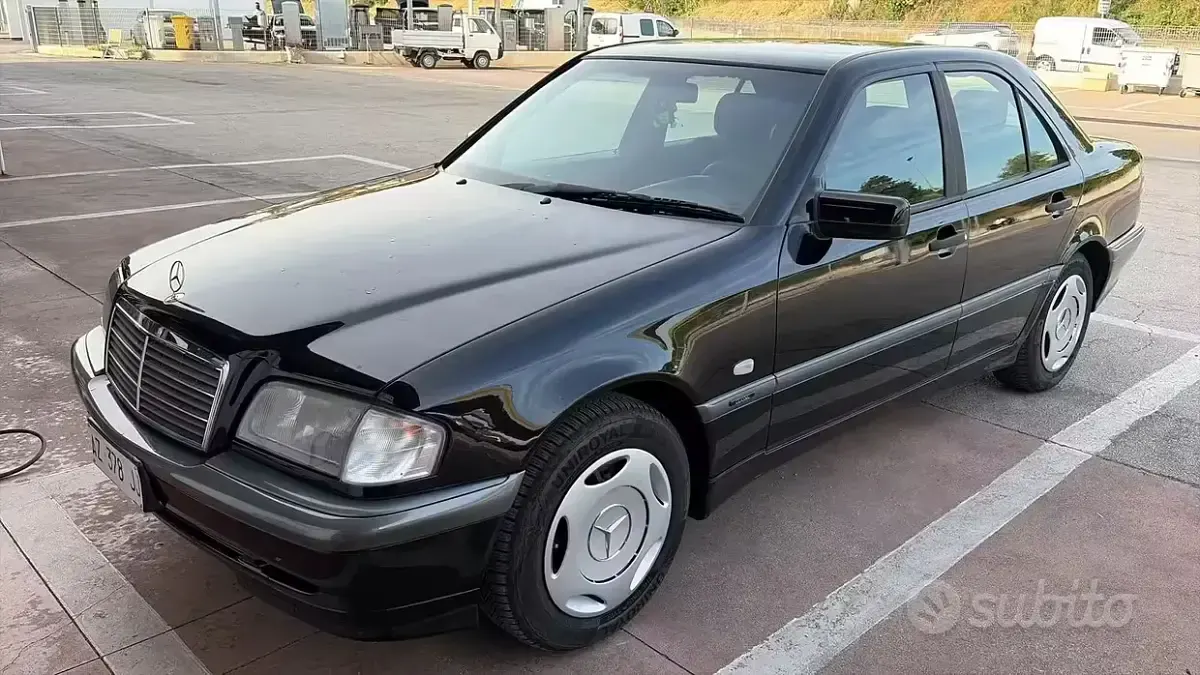 Usata Mercedes C220 95 CV (69 kW) 1998 Nero Berlina