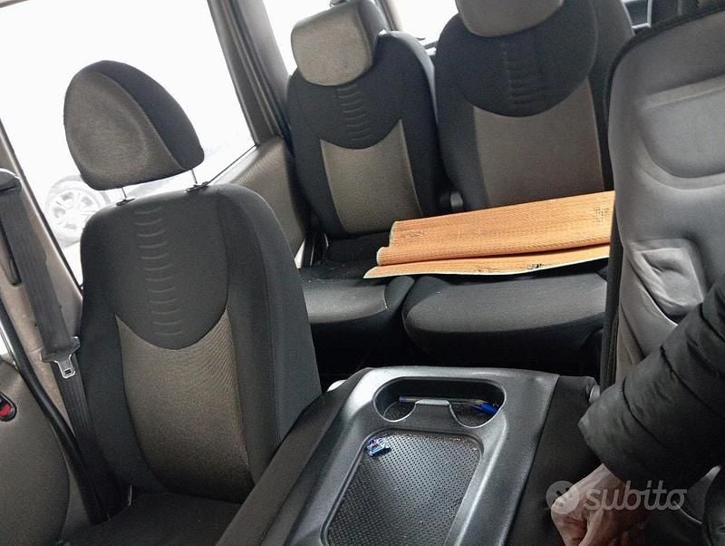 Begagnad Fiat Multipla 103 HK (75 kW) 2010 Grå Minibuss