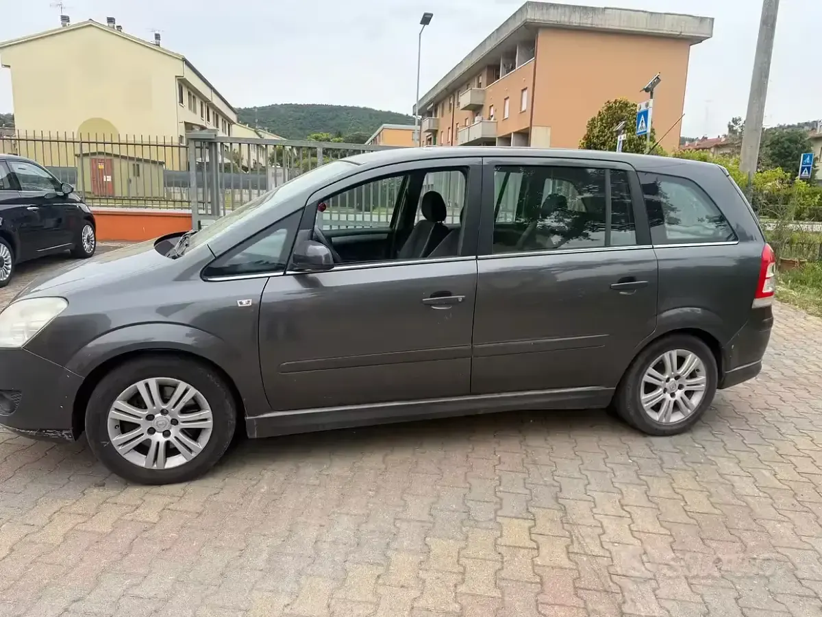 Usata Opel Zafira 150 CV (110 kW) 2009 Grigio Monovolume