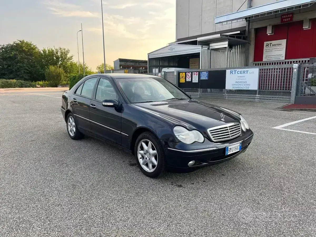 Usata Mercedes C240 Avantgarde 170 CV (125 kW) 2000 Bluazzurro Berlina