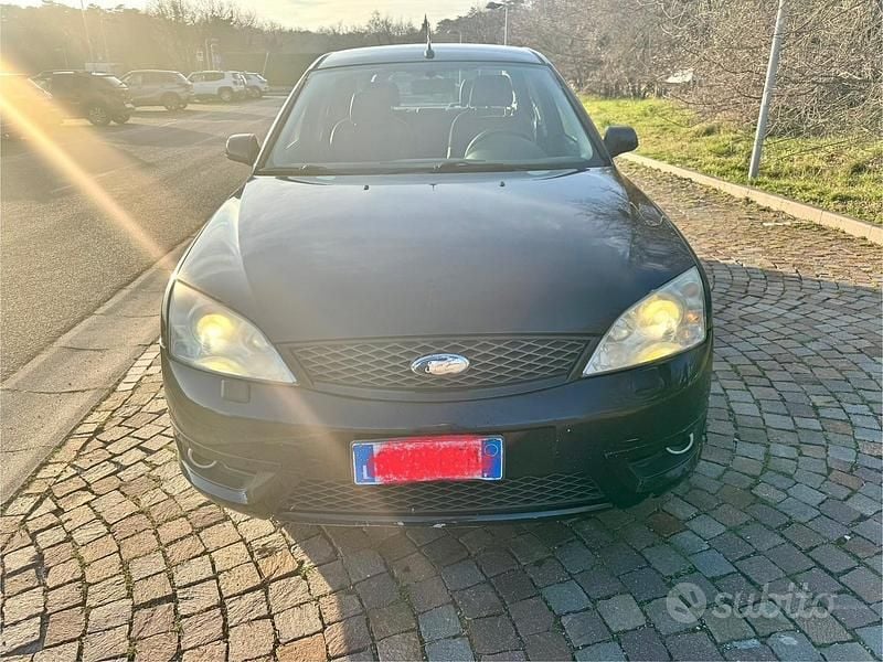 Begagnad Ford Mondeo ST200 226 HK (166 kW) 2002 Blå Sedan