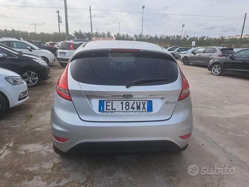 Usata Ford Fiesta Titanium 71 CV (52 kW) 2012 Grigio Utilitaria