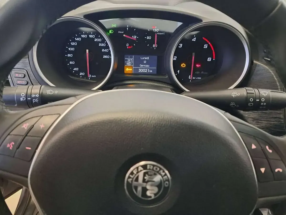 Usata Alfa Romeo Giulietta Business 120 CV (88 kW) 2018 Grigio stromboli Utilitaria